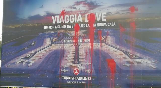 Uova e vernice rossa contro i cartelloni pubblicitari della  Turkish Airlines