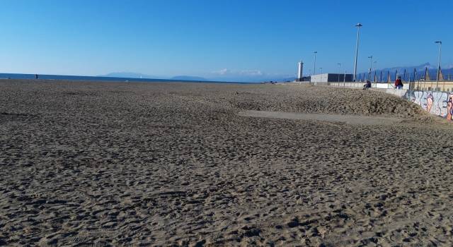 Spiaggia libera, le regole per il contenimento della diffusione del Coronavirus