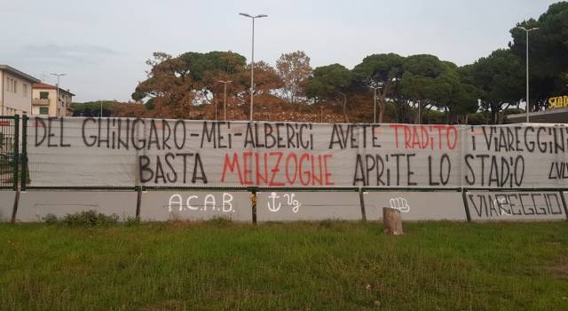 Striscione della Viareggio Ultras, il sindaco: &#8220;Si infama chi ristruttura lo stadio&#8221;