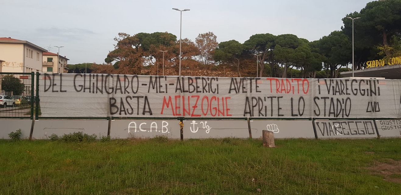 Striscione della Viareggio Ultras, il sindaco: “Si infama chi ristruttura lo stadio”