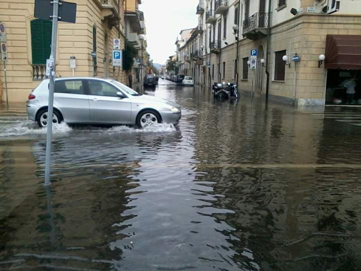 Vento a oltre 70 km/h, fulmini, tuoni e pioggia: nubrifagio a Viareggio e in Versilia