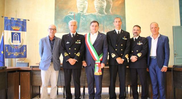 Guardia Costiera: ammiraglio Tarzia e comandante Massaro in visita a Pietrasanta