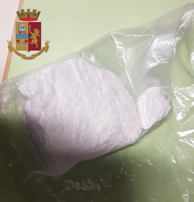 Poliziotto va a fare funghi e trova quasi 4 etti di cocaina