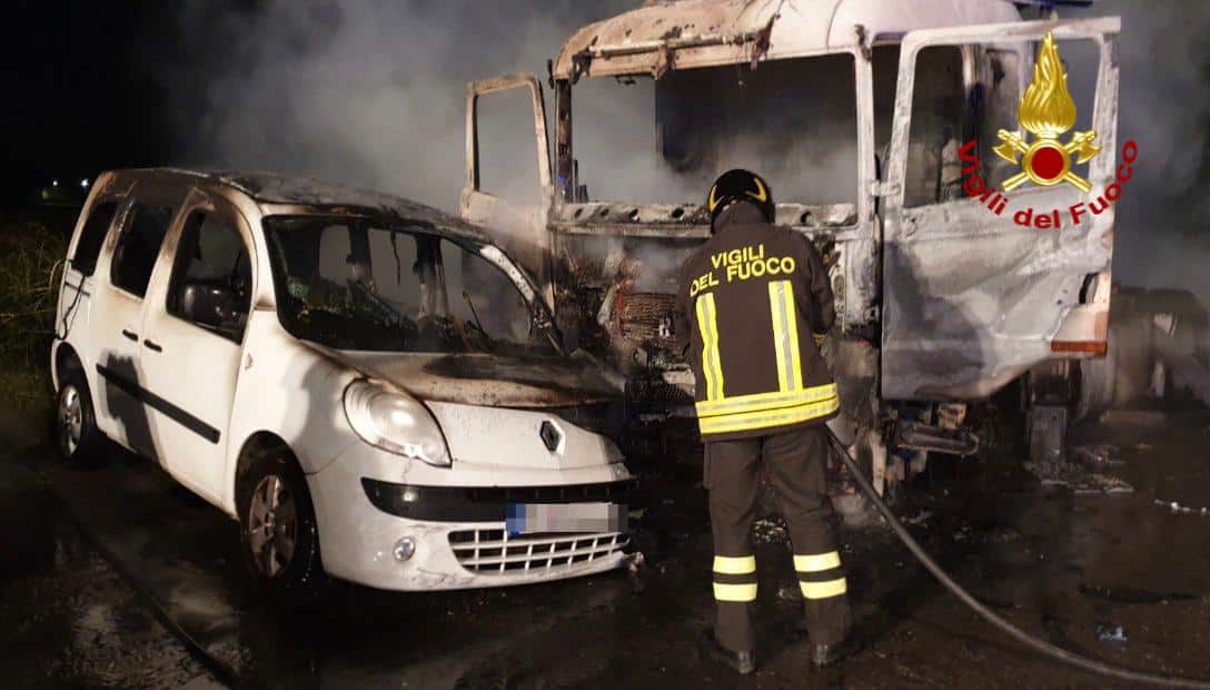 A fuoco motrice di un tir ed altri veicoli