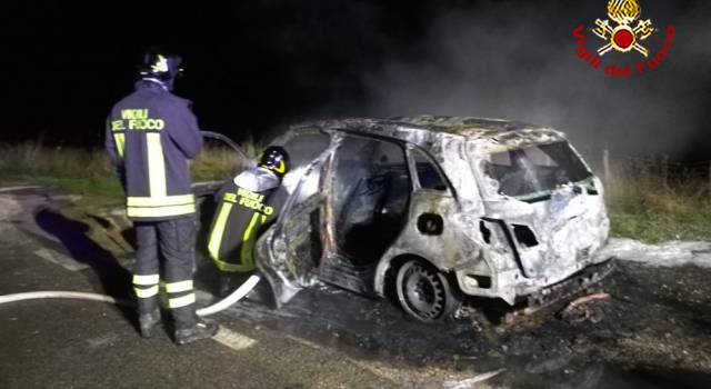 Auto a fuoco nel senese