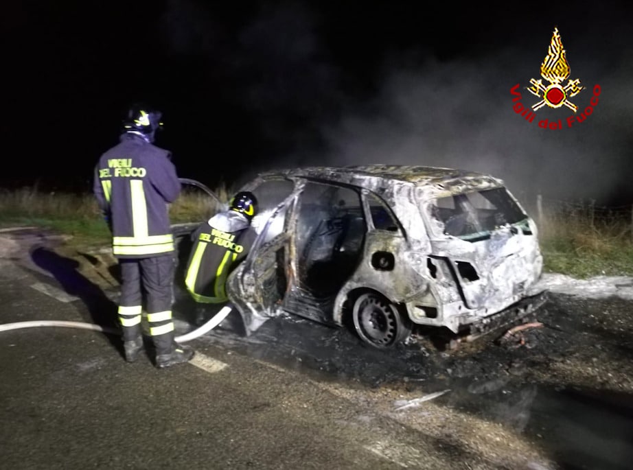 Auto a fuoco nel senese