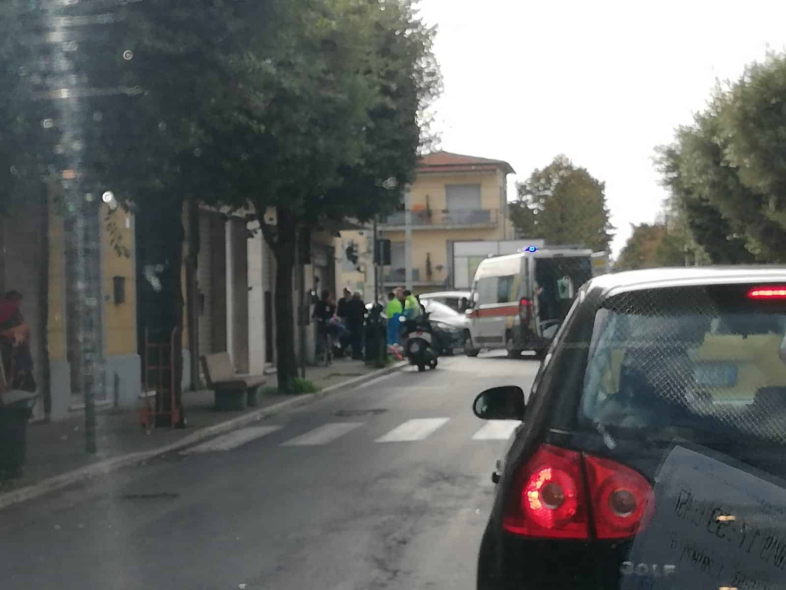 Cade dalla bici nel sottopasso a Torre del Lago: è grave