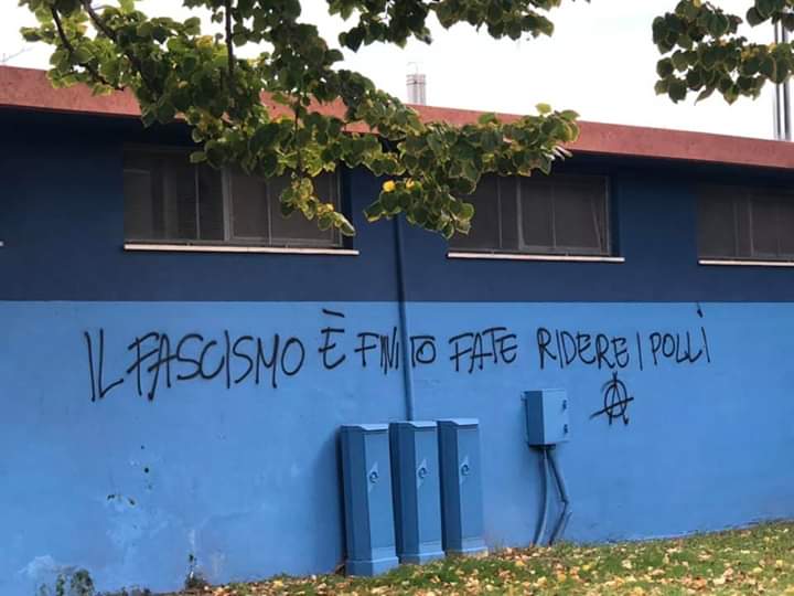 “Il fascismo è finito, fate ridere i polli”: imbrattato lo stadio di Torre del Lago