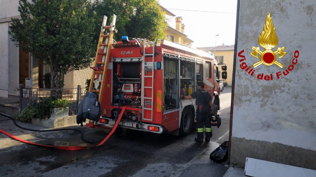 Incendio in ditta tessile, si indaga sulle cause