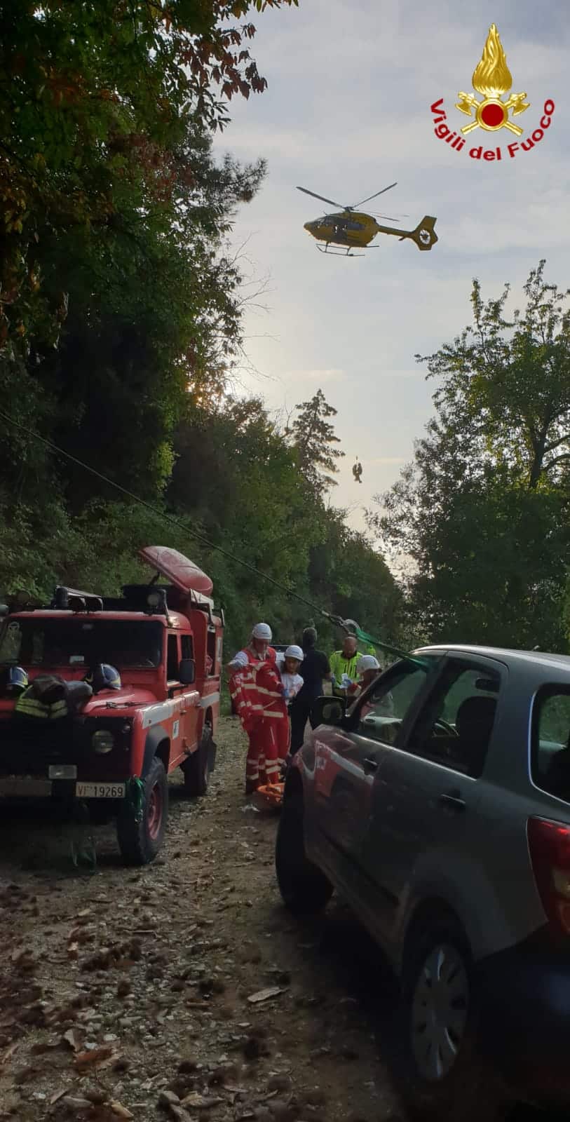 Fuori strada con l’auto finisce lungo il fianco della montagna