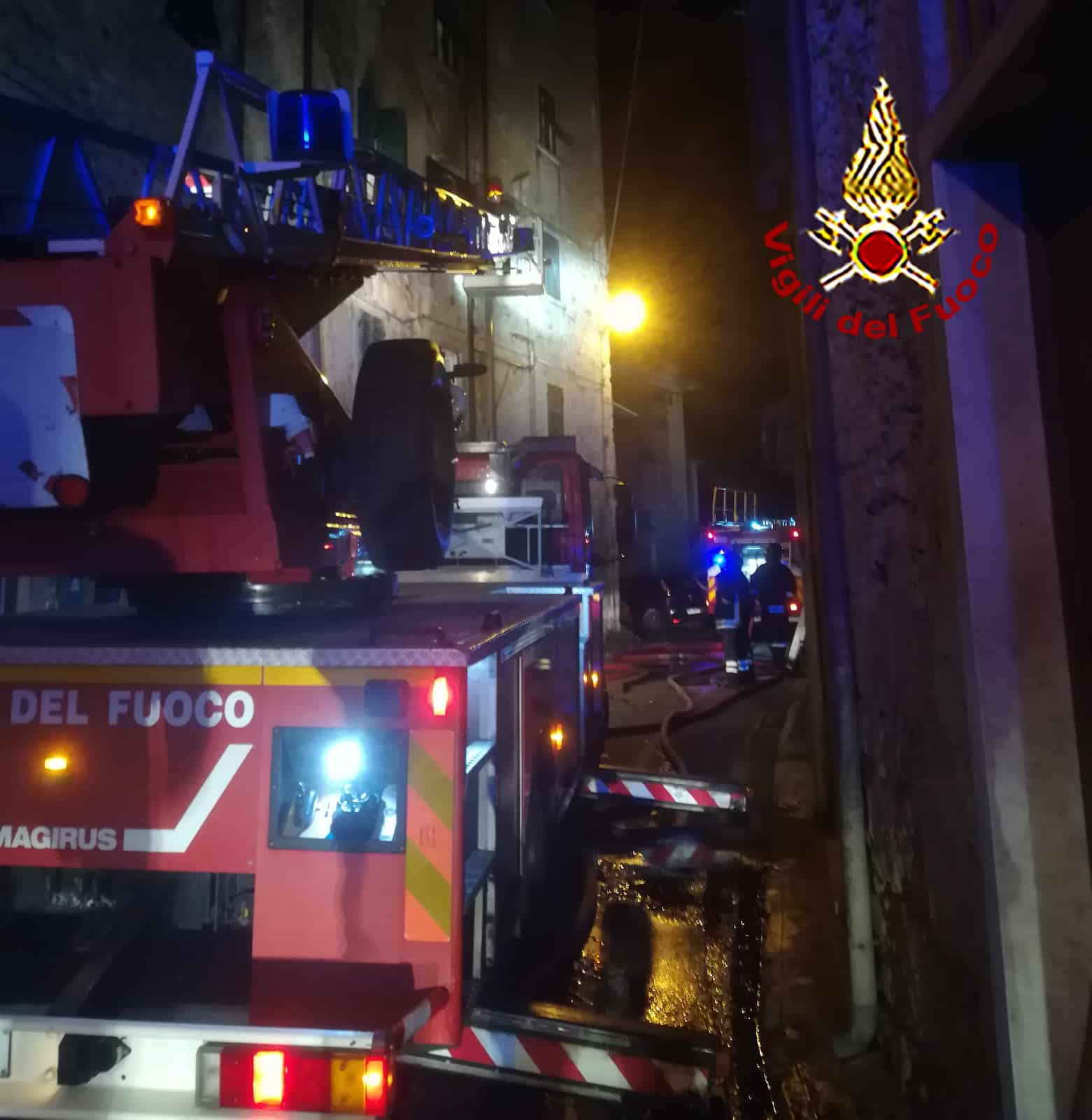 Fiamme in un appartamento, ragazza in ospedale