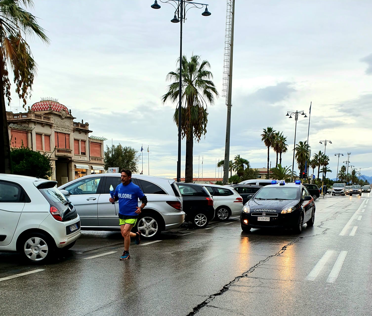 La staffetta della Folgore sfida il maltempo e passa da Viareggio