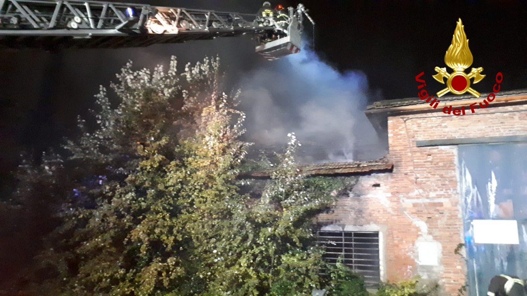 A fuoco edificio industriale dismesso occupato da persone senza fissa dimora