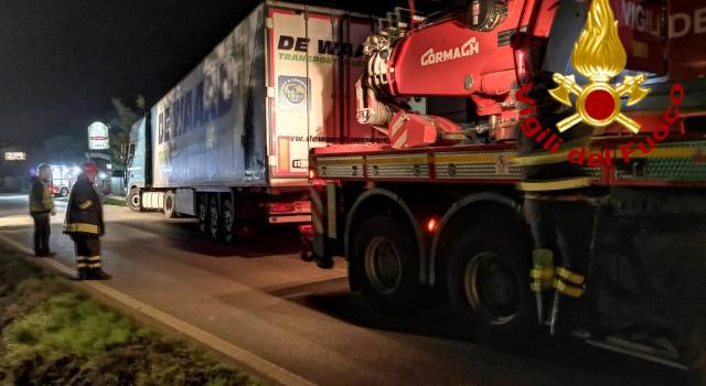 Autoarticolato fuori strada, tratto autostradale chiuso al traffico per recuperare il mezzo pesante