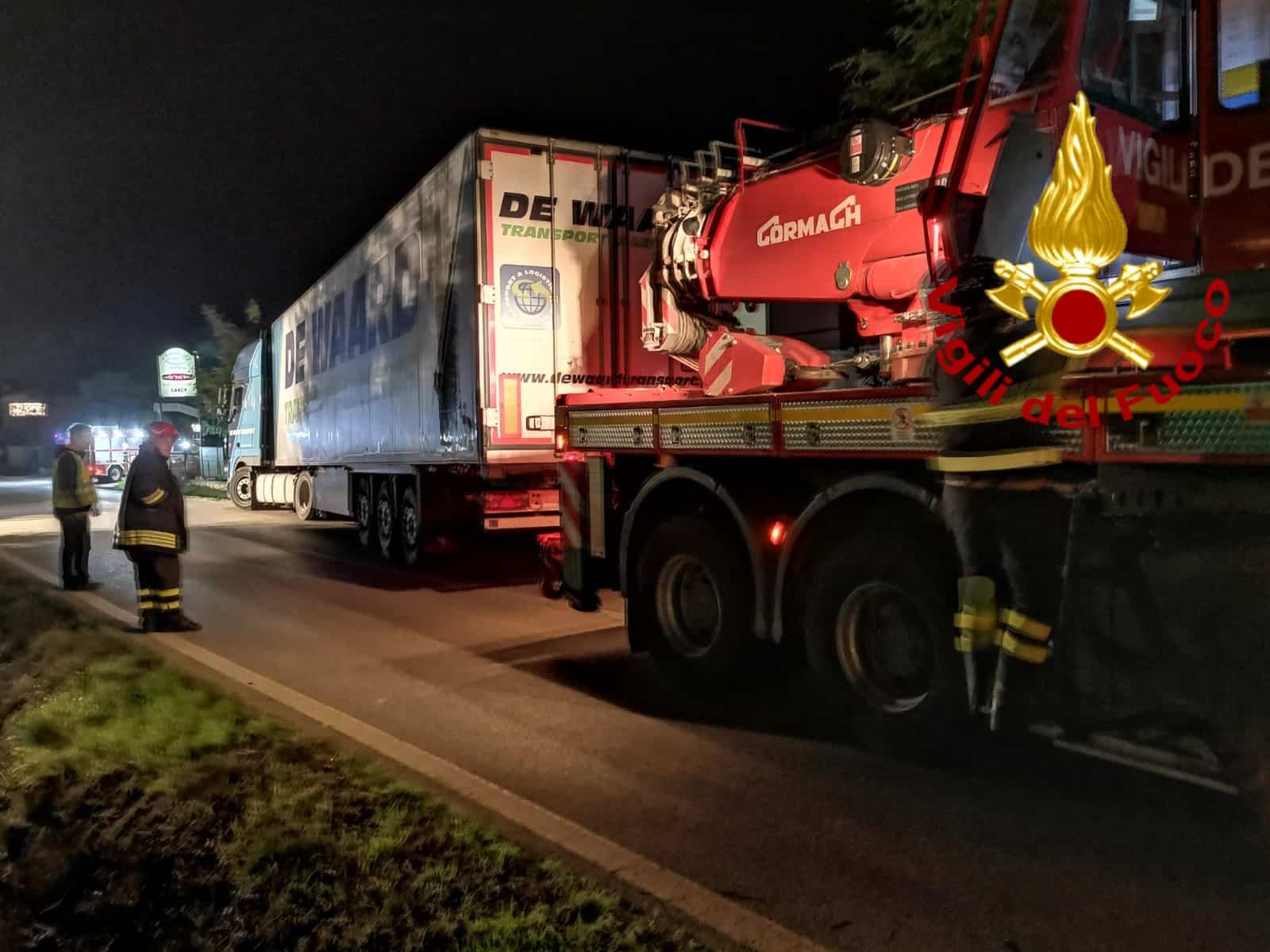 Autoarticolato fuori strada, tratto autostradale chiuso al traffico per recuperare il mezzo pesante