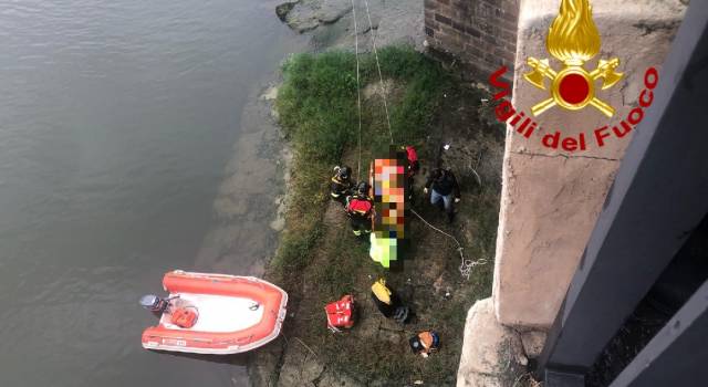 Ragazza cade in Arno, salvata dai vigili del fuoco