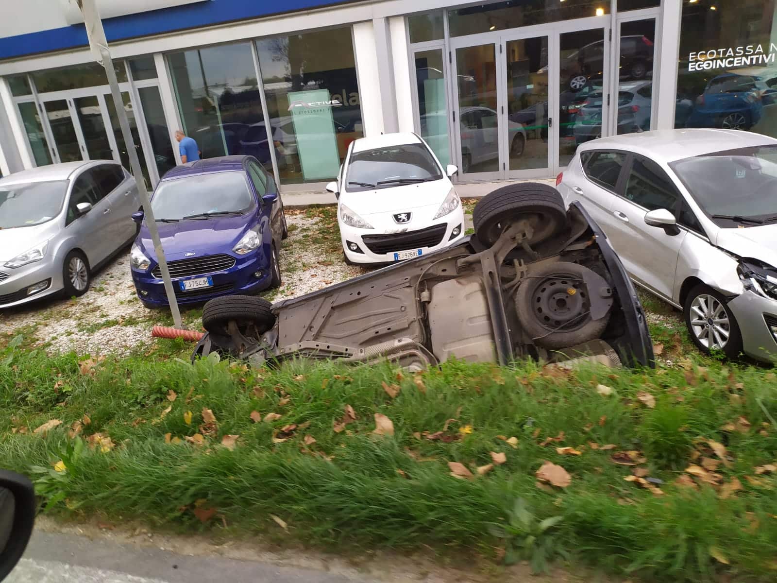 Si cappotta sulla Sarzanese e finisce sulle auto parcheggiate della concessionaria Suncar