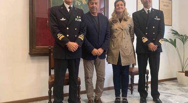 L&#8217;Ammiraglio Tarzia col neo comandante della Capitaneria di Viareggio in visita a Forte dei Marmi