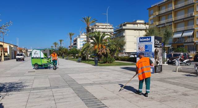 ERSU ripulisce la Passeggiata di Lido dalle tracce di chewing gum