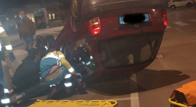 Spettacolare incidente a Lido di Camaiore, un auto si ribalta