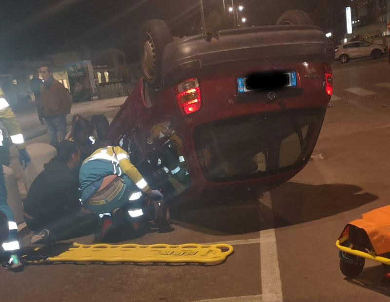 Spettacolare incidente a Lido di Camaiore, un auto si ribalta