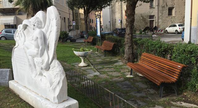 Decoro urbano: installate le nuove panchine nel centro storico e a Riomagno e i giochi negli asili “Delâtre” e “Salvatori”