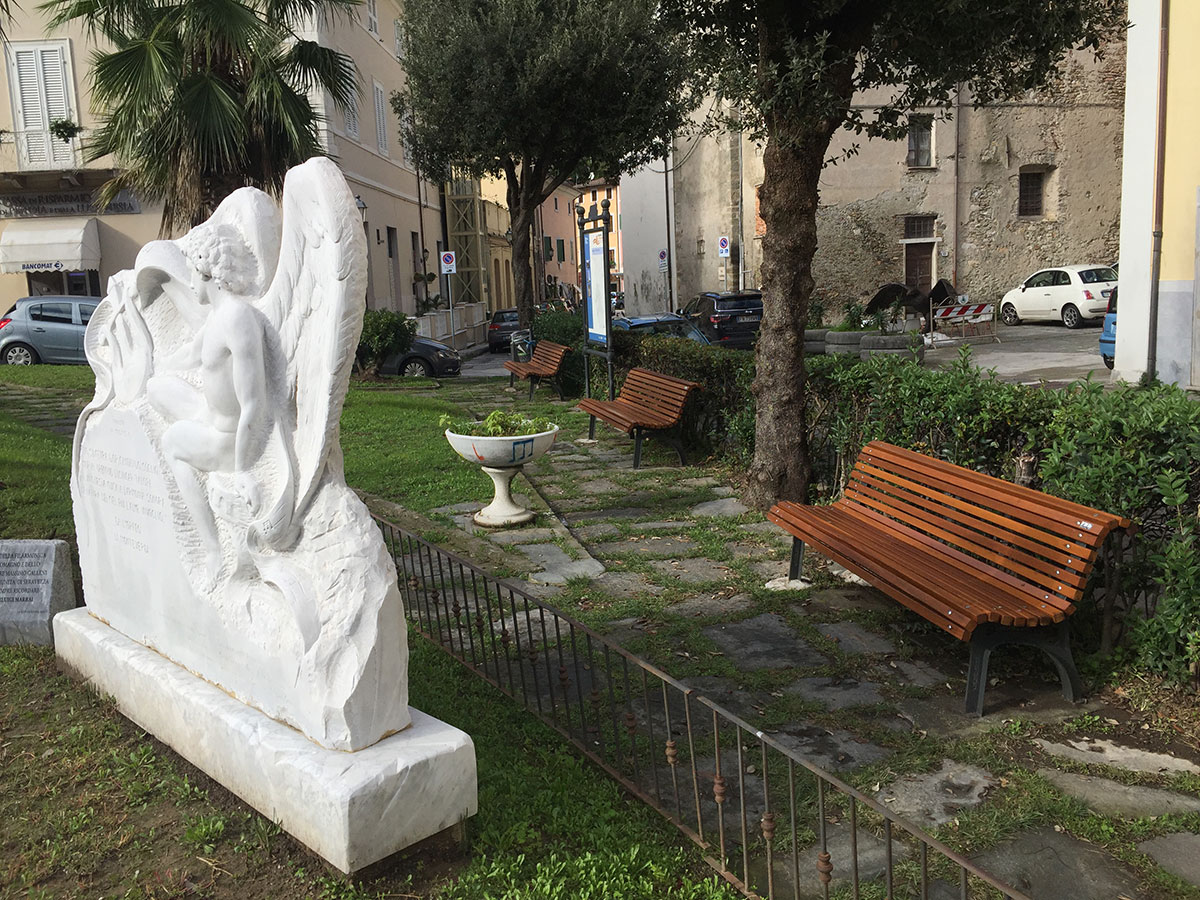 Decoro urbano: installate le nuove panchine nel centro storico e a Riomagno e i giochi negli asili “Delâtre” e “Salvatori”