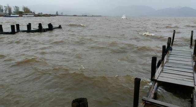 Lago in piena, e continua a piovere