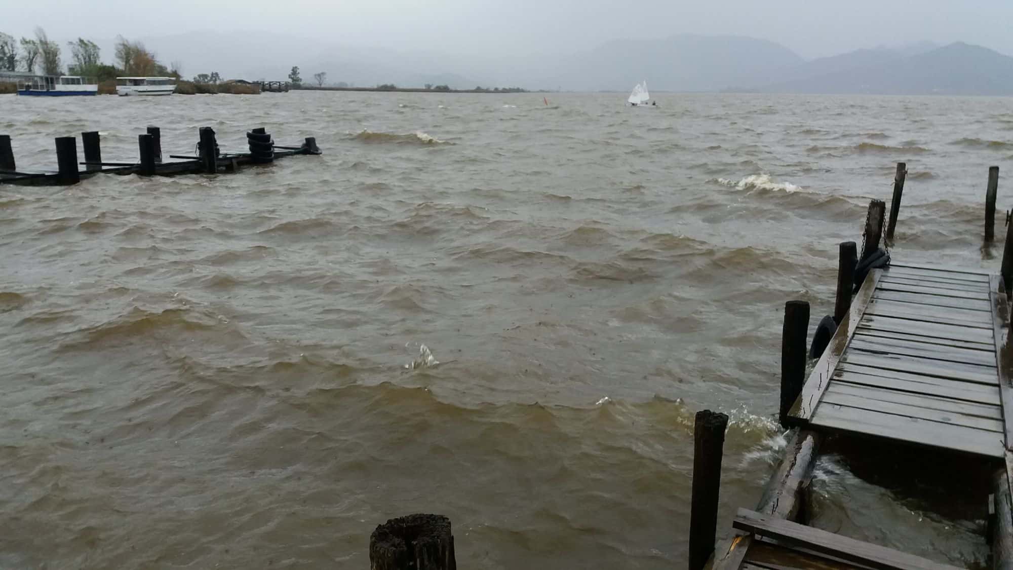 Lago in piena, e continua a piovere