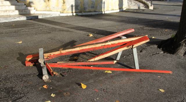 Panchina rossa distrutta, risolto il mistero: ragazza si autodenuncia dopo manovra sbagliata con auto