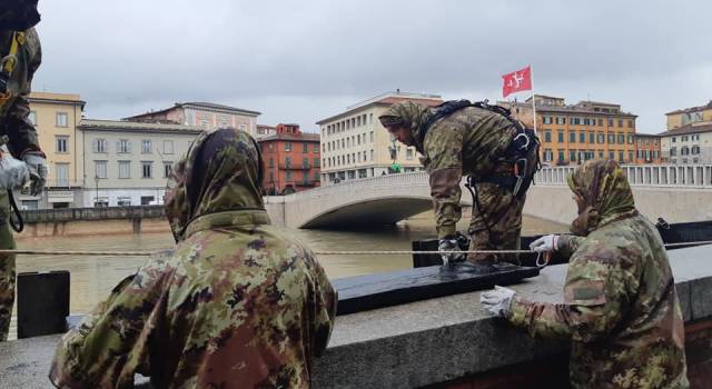 Maltempo e fiumi in piena: Esercito a Pisa a montare le paratie sull&#8217;Arno