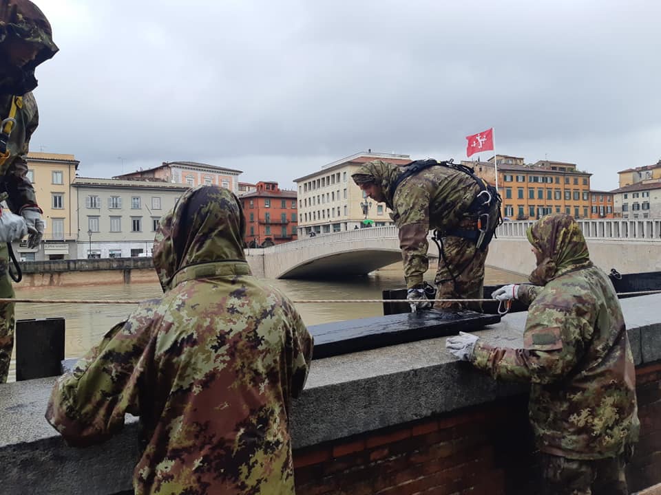 Maltempo e fiumi in piena: Esercito a Pisa a montare le paratie sull’Arno