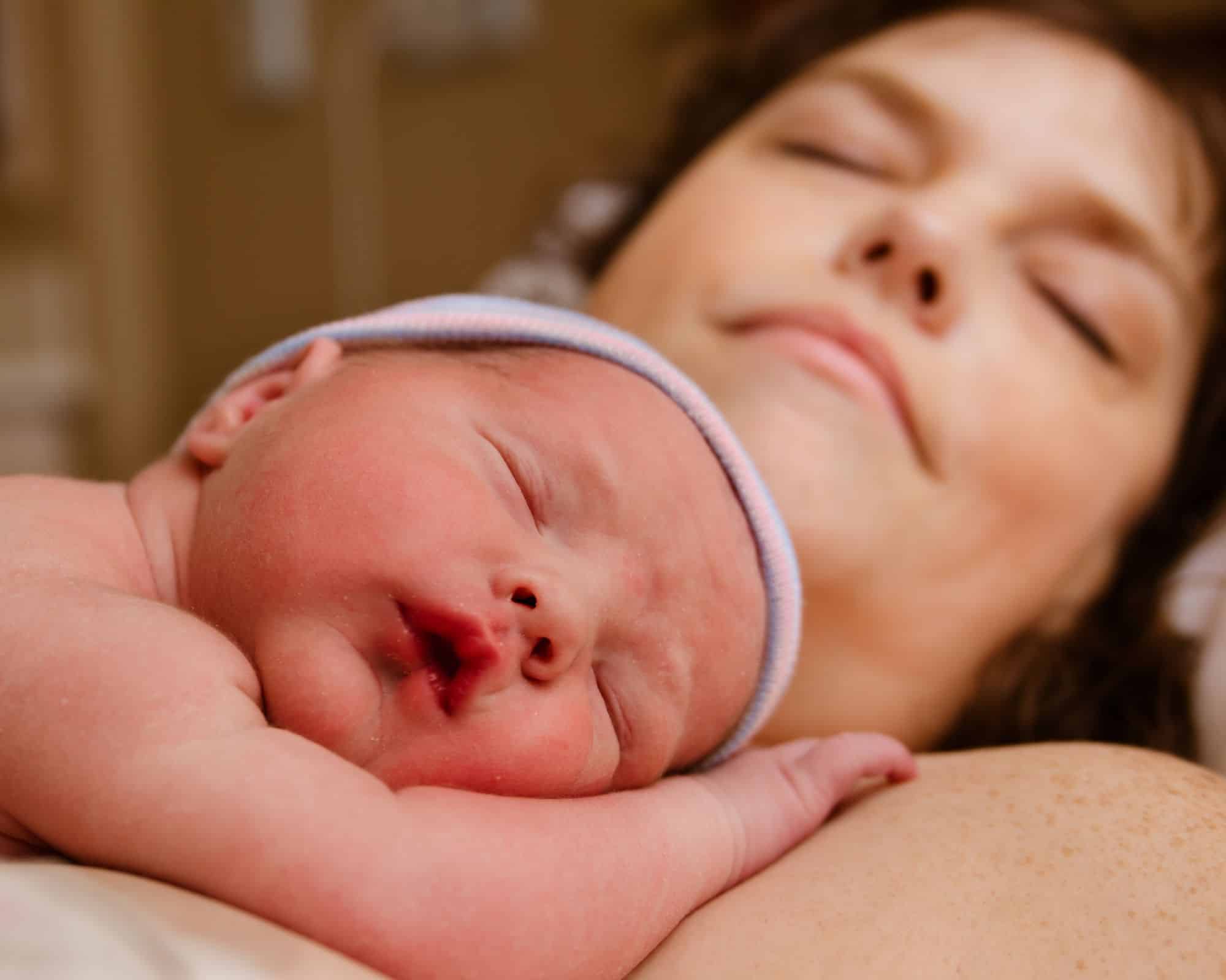 Avere un figlio i sensi di colpa delle mamme