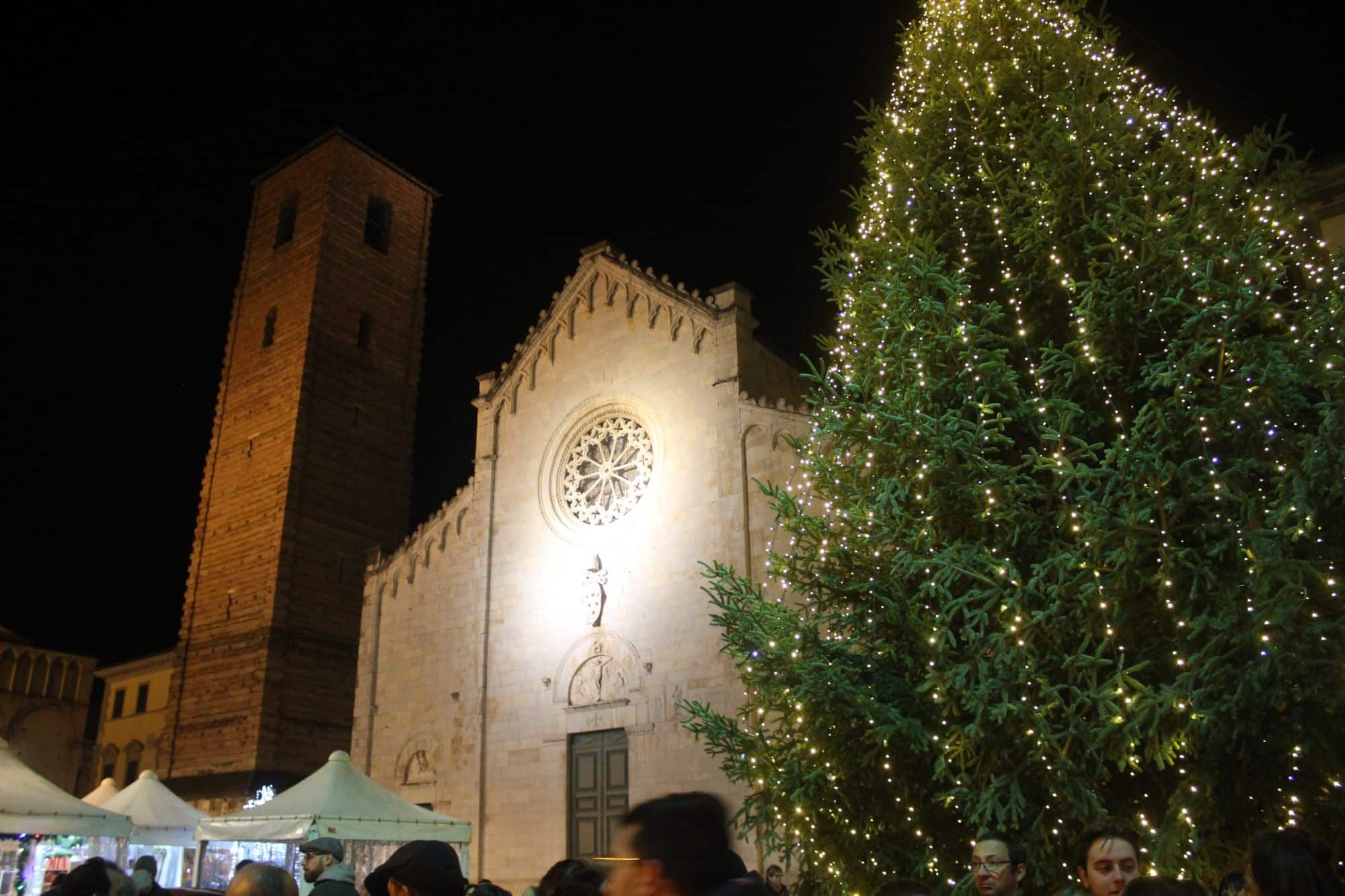 Iniziato l’allestimento luminarie nel centro storico