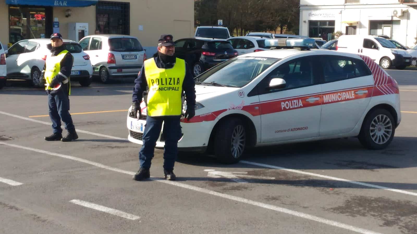 Senza patente non si ferma all’alt seminando il panico nella frazione di  Spianate. La Polizia Municipale riesce a raggiungerlo e a bloccarlo: denunciato ventenne