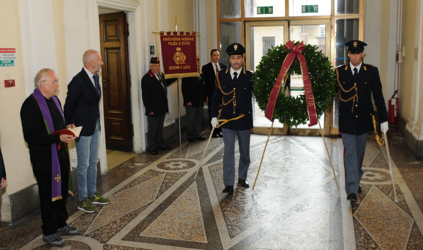 Onore ai caduti della Polizia, cerimonia officiata da don Lucio in Questura a Lucca