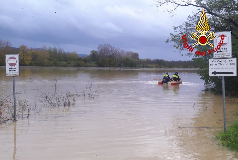 Grossetano sott’acqua, i pompieri portano in salvo alcuni animali (video)