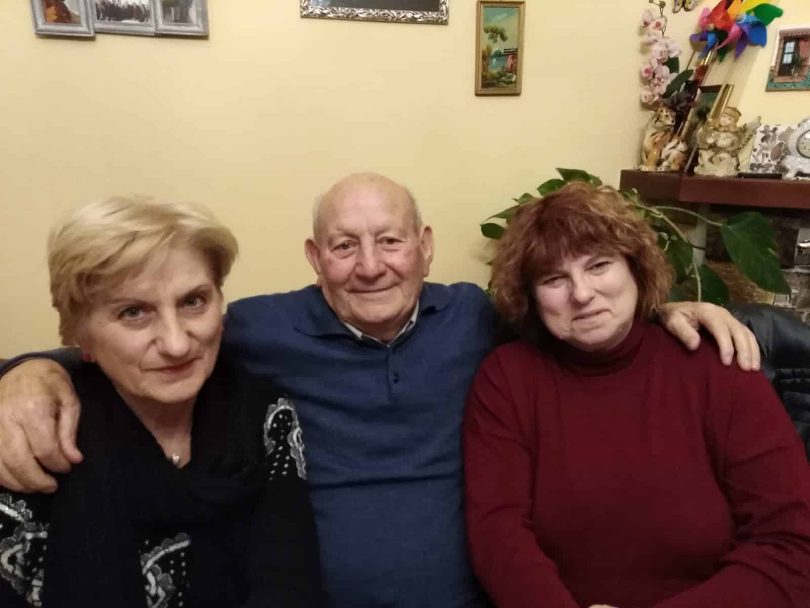 Nonno Mario abbraccia le figlie del commilitone viareggino fatto prigioniero con lui in Germania