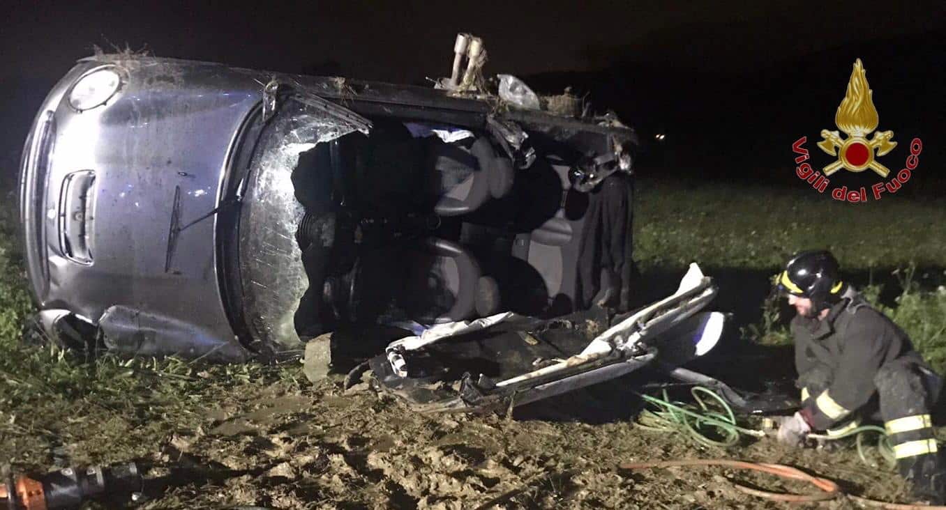 Auto sbanda e finisce in un campo, conducente intrappolato e passeggera sbalzata fuori