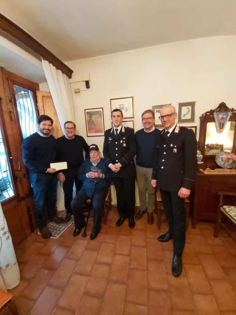 104 candeline per il carabiniere paracadutista reduce della campagna d’Africa: l’Arma di Lucca lo festeggia