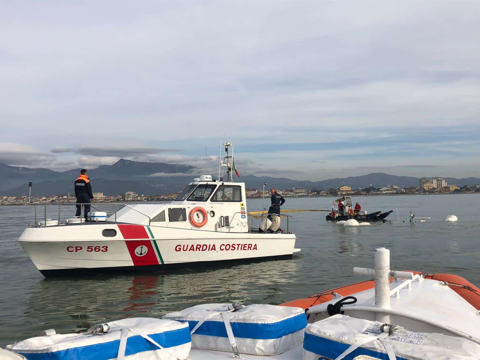 Collisione con un tronco alla deriva, soccorso un peschereccio viareggino