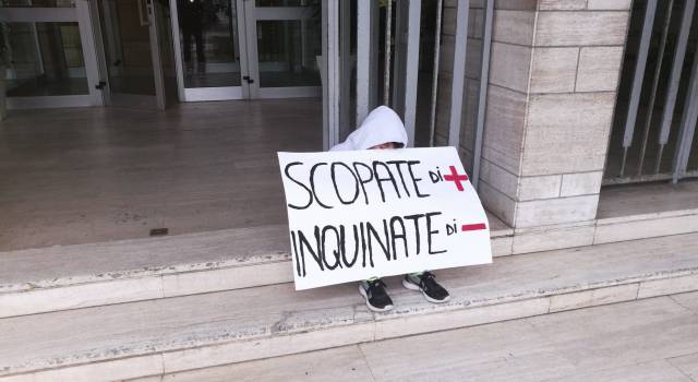 Viareggio: 150 studenti in corteo contro i cambiamenti climatici