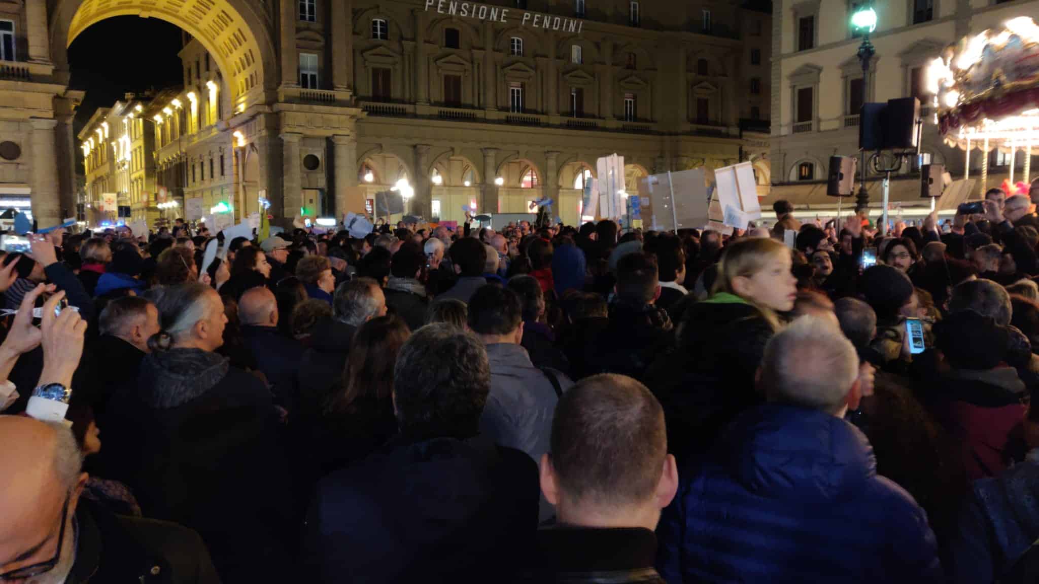 Sardine a Firenze, in tanti anche da Viareggio in piazza della Repubblica