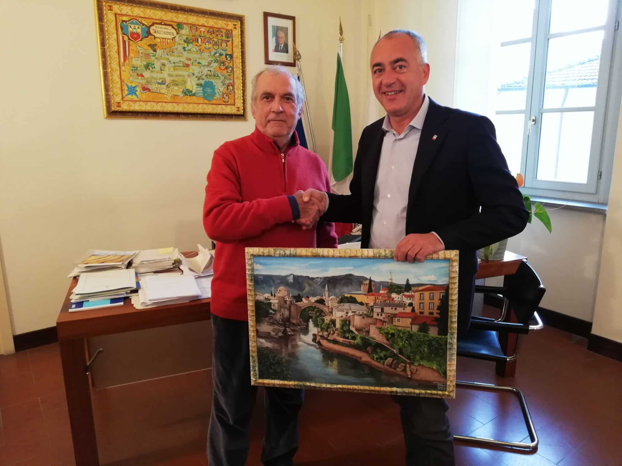 Il pittore Romeo Tani dona un quadro al Comune