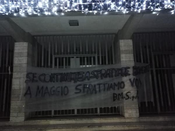 “Se continuate a sfrattare bambini a maggio sfrattiamo voi”, striscione in Comune