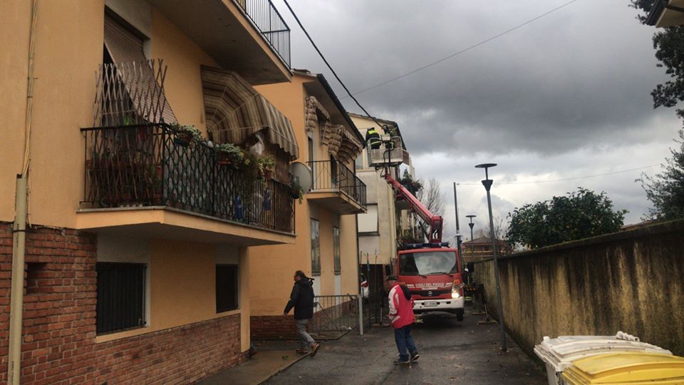Tromba d’aria a Torre del Lago, danni ai tetti: allertati gli alberghi di zona per ospitare gli abitanti