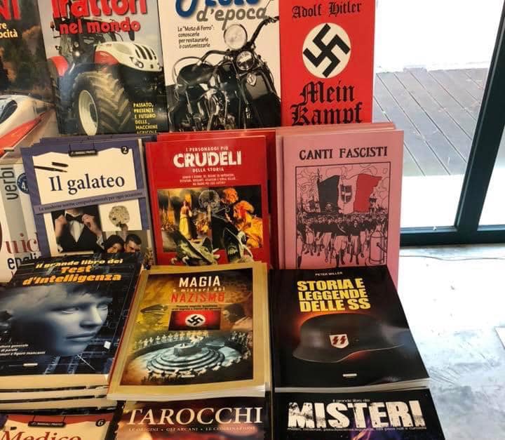 Libri fascio nazisti al mercatino di Natale in Versiliana, scoppia il caso