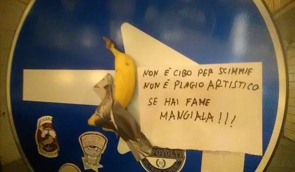 Decine di banane appese per la città di Viareggio