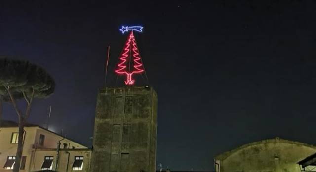 Natale, rinnovata la tradizione alla caserma dei pompieri di Viareggio: ecco l&#8217;albero