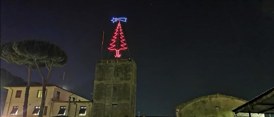 Natale, rinnovata la tradizione alla caserma dei pompieri di Viareggio: ecco l’albero